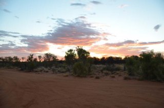Sonnenuntergang auf dem Weg raus von Alice Springs Sonnenuntergang auf dem Weg raus von Alice Springs