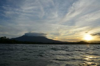 Vulkan bei Sonnenuntergang Vulkan bei Sonnenuntergang