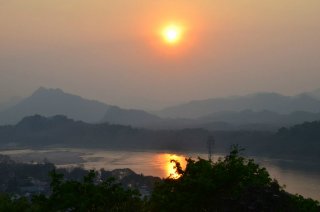 auf dem Mekong mit Sonnenuntergang auf dem Mekong mit Sonnenuntergang