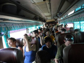 Der Bus ist total überfüllt! Der Bus ist total überfüllt!