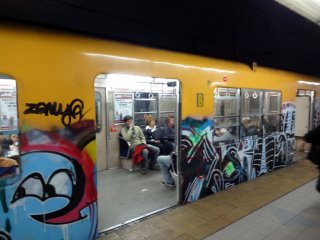 und dieser Wagen ist noch heilig bespreit mit Graffiti und dieser Wagen ist noch heilig bespreit mit Graffiti