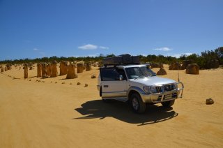 Mit dem Auto zwischen den Pinnacles hindurch Mit dem Auto zwischen den Pinnacles hindurch