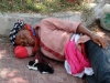 Frau mit Baby Katze am Boden schlafen