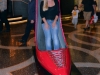 Sara im Giant Shoe im Hotel Cosmopolitan