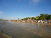 Playa Tamarindo besetzt mit tausenden von Leuten..