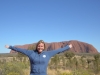 Sara beim Uluru am Morgen